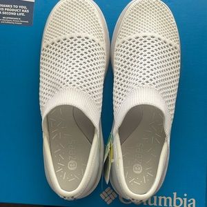 A very comfortable pair of shoes, breathable, particularly soft! Size 8.5M